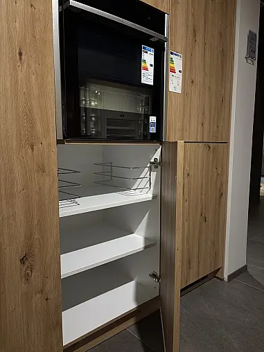 Elegante Küche mit Kochinsel, hochwertiger Quarzkomposit Arbeitsplatte + Zugangstür zu HWR