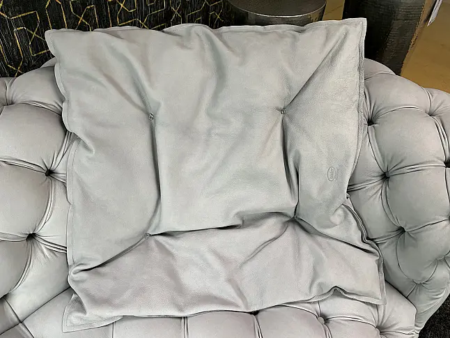 Clubsofa mit tiefer Knopfhefting Nubukleder