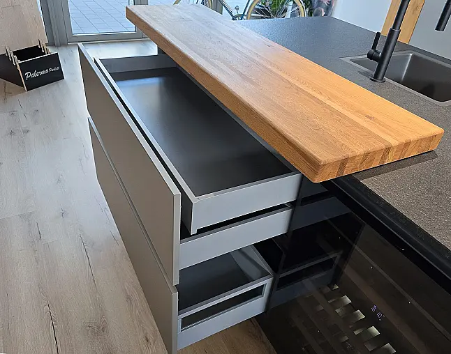 Miele Combi-Dampfgarer m. HydroClean + Backofen m. Kernthermometer, Klimagaren &amp; Pyrolyse + Kaffeeautomat + Wärmeschublade + Gefrierer + XL-Kühlschrank m. Frischschubladen + Geschirrspüler. berbel Muldenlüfter m. Indukt. &amp; permalyt. 2Zonen-Weinkühlschrank