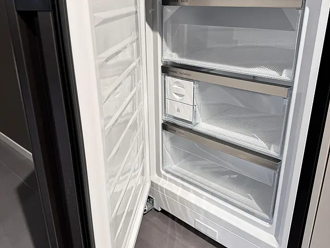 Moderne Küche mit gemütlicher Sitzmöglichkeit