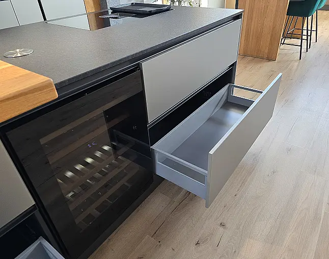 Miele Combi-Dampfgarer m. HydroClean + Backofen m. Kernthermometer, Klimagaren &amp; Pyrolyse + Kaffeeautomat + Wärmeschublade + Gefrierer + XL-Kühlschrank m. Frischschubladen + Geschirrspüler. berbel Muldenlüfter m. Indukt. &amp; permalyt. 2Zonen-Weinkühlschrank