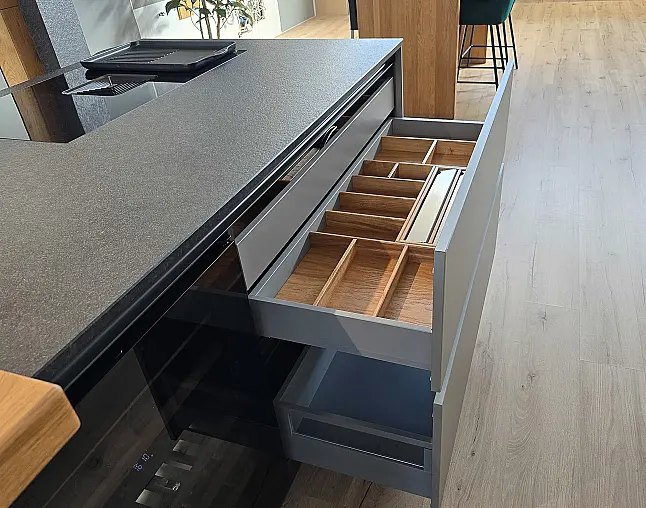 Miele Combi-Dampfgarer m. HydroClean + Backofen m. Kernthermometer, Klimagaren &amp; Pyrolyse + Kaffeeautomat + Wärmeschublade + Gefrierer + XL-Kühlschrank m. Frischschubladen + Geschirrspüler. berbel Muldenlüfter m. Indukt. &amp; permalyt. 2Zonen-Weinkühlschrank