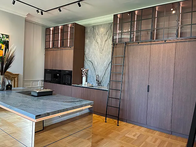 Zeile mit Insel I Designküche mit Miele-Geräten | Eiche Furnier | Premium-Ausstellung I perfekt für Altbau