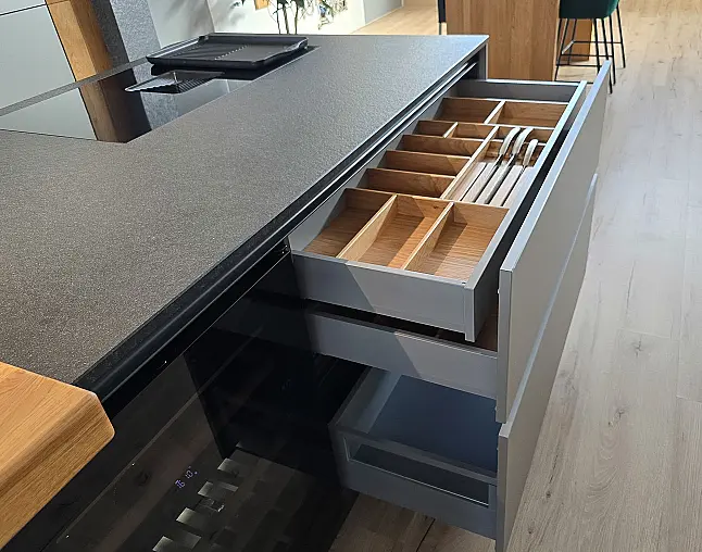 Miele Combi-Dampfgarer m. HydroClean + Backofen m. Kernthermometer, Klimagaren &amp; Pyrolyse + Kaffeeautomat + Wärmeschublade + Gefrierer + XL-Kühlschrank m. Frischschubladen + Geschirrspüler. berbel Muldenlüfter m. Indukt. &amp; permalyt. 2Zonen-Weinkühlschrank