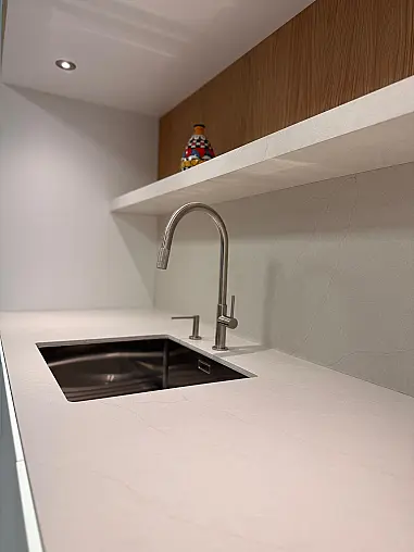 / Nobilia - Smartglas Alpinweiß trifft Edelstahl &amp; Echtholz-Design in Rillenoptik
