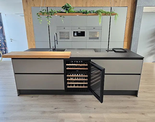 Miele Combi-Dampfgarer m. HydroClean + Backofen m. Kernthermometer, Klimagaren &amp; Pyrolyse + Kaffeeautomat + Wärmeschublade + Gefrierer + XL-Kühlschrank m. Frischschubladen + Geschirrspüler. berbel Muldenlüfter m. Indukt. &amp; permalyt. 2Zonen-Weinkühlschrank