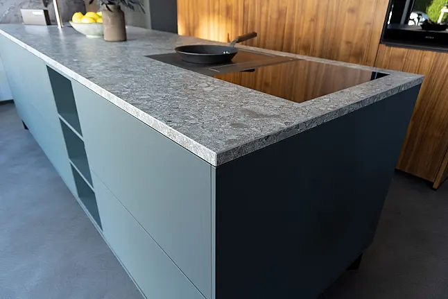 Kücheninsel mit BORA Professional 3.0 Kochfeldabzug ( Preis ohne Geräte der Hochschränke 26.800€ )