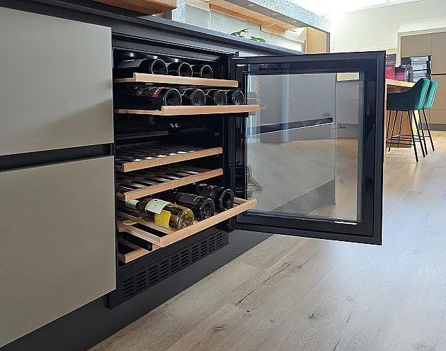 Miele Combi-Dampfgarer m. HydroClean + Backofen m. Kernthermometer, Klimagaren &amp; Pyrolyse + Kaffeeautomat + Wärmeschublade + Gefrierer + XL-Kühlschrank m. Frischschubladen + Geschirrspüler. berbel Muldenlüfter m. Indukt. &amp; permalyt. 2Zonen-Weinkühlschrank