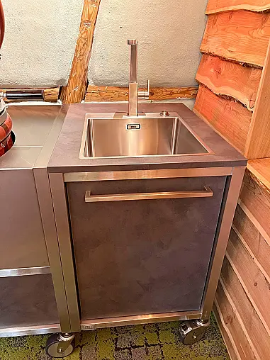 Outdoor-Küche mit Keramikgrill, Spüle und Kochfeld