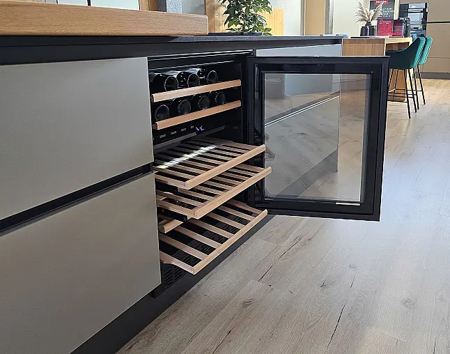 Miele Combi-Dampfgarer m. HydroClean + Backofen m. Kernthermometer, Klimagaren &amp; Pyrolyse + Kaffeeautomat + Wärmeschublade + Gefrierer + XL-Kühlschrank m. Frischschubladen + Geschirrspüler. berbel Muldenlüfter m. Indukt. &amp; permalyt. 2Zonen-Weinkühlschrank