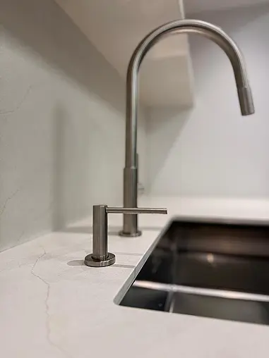 / Nobilia - Smartglas Alpinweiß trifft Edelstahl &amp; Echtholz-Design in Rillenoptik