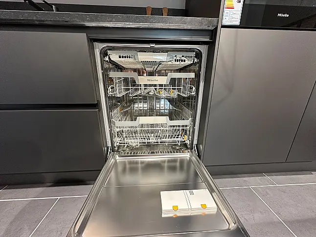 Inselküche mit Naturstein &amp; Miele