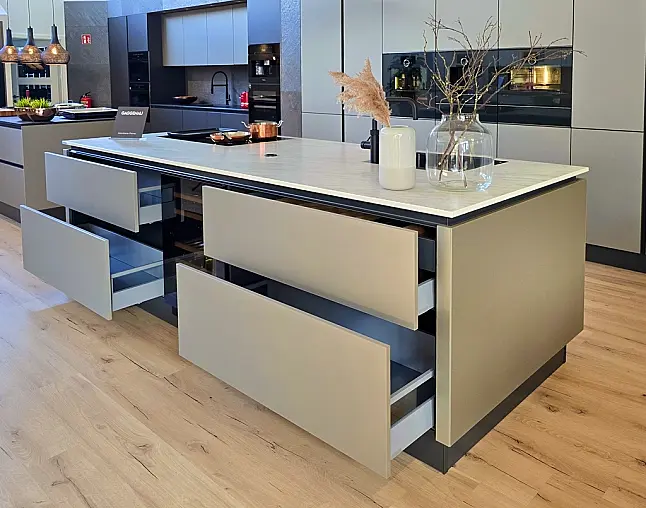 TOP-AKTUELLE HIGH-END GERÄTEAUSSTATTUNG VON GAGGENAU: Backofen mit 300°C -Backstein + separater Dampfbackofen (beide  mit Kerntemperatursensor) + Kaffeeautomat + Wärmeschublade + Vakuumierer! berbel Muldenlüfter mit Infinity-Kochfeld u. permalyt-Filter!