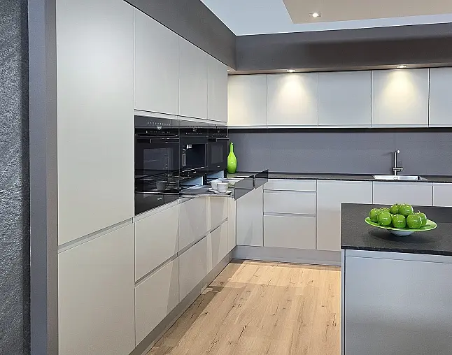 TOP GERÄTEAUSSTATTUNG! Pyrolyse-Backofen mit Kerntemperatursensor, Kombidampfgarer, Kaffeevollautomat, Wärmeschublade, berbel permalyt-Muldenlüfter mit Induktion, Kühlschrank mit Frische-Schubladen &amp; NoFrost-Gefrierer, 2-Zonen-Weinklimaschrank!