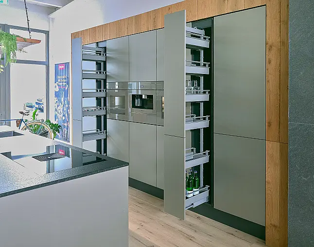 Miele Combi-Dampfgarer m. HydroClean + Backofen m. Kernthermometer, Klimagaren &amp; Pyrolyse + Kaffeeautomat + Wärmeschublade + Gefrierer + XL-Kühlschrank m. Frischschubladen + Geschirrspüler. berbel Muldenlüfter m. Indukt. &amp; permalyt. 2Zonen-Weinkühlschrank