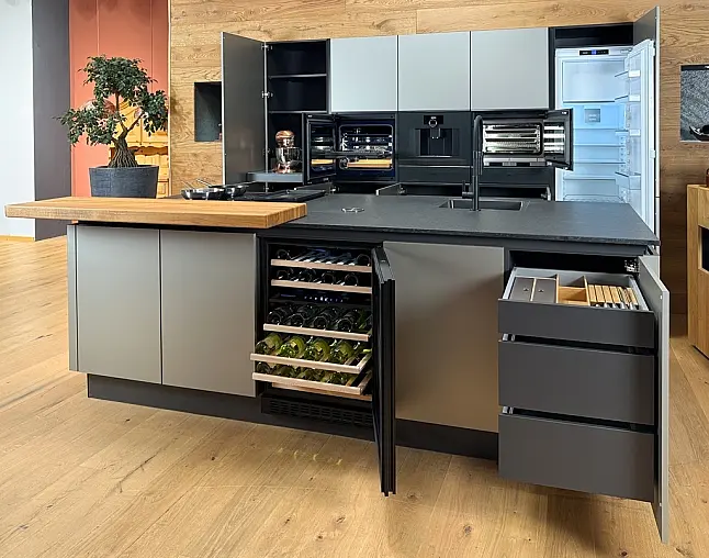 GAGGENAU-GERÄTE DER NEUESTEN GENERATION: Backofen mit Vollauszug&amp;Backstein + Kaffeevollautomat + Dampfbackofen + zwei Wärmeschubladen | Vakuumierer möglich | 2-Zonen-Weinklimaschrank und neuester berbel Muldenlüfter mit permalyt-Filter | Quooker möglich!