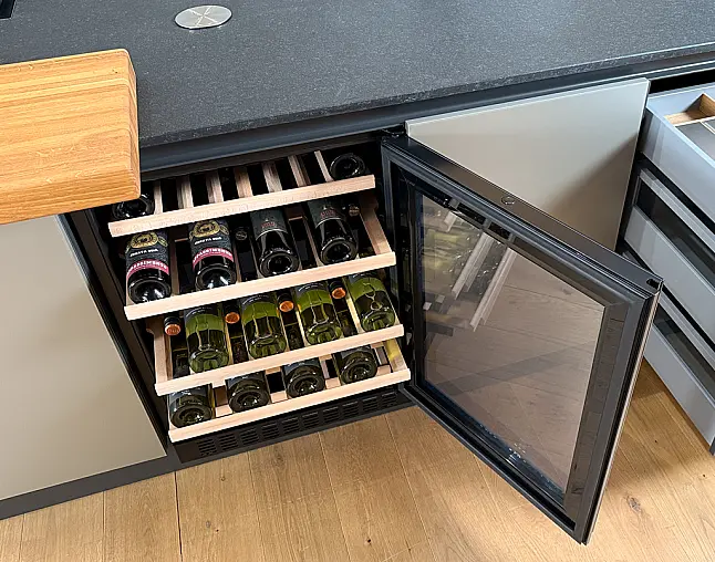 GAGGENAU-GERÄTE DER NEUESTEN GENERATION: Backofen mit Vollauszug&amp;Backstein + Kaffeevollautomat + Dampfbackofen + zwei Wärmeschubladen | Vakuumierer möglich | 2-Zonen-Weinklimaschrank und neuester berbel Muldenlüfter mit permalyt-Filter | Quooker möglich!