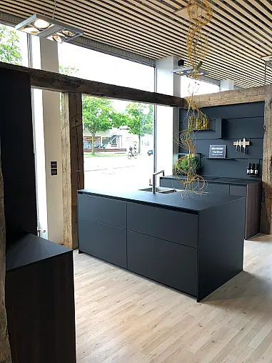 Grifflose Kombination aus Hightech und Holz
