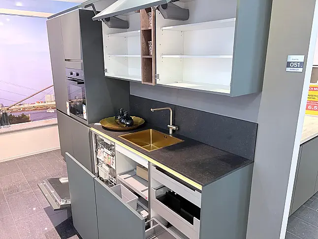 Moderne Küche in Mineralgrün mit hochwertiger Ceramic Arbeitsplatte
