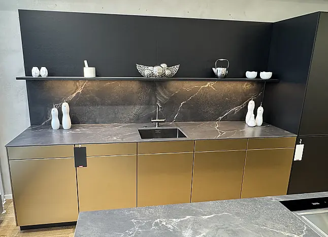 Hochwertige Design-Küche mit Echtholzfurnier und Bronze-Akzenten