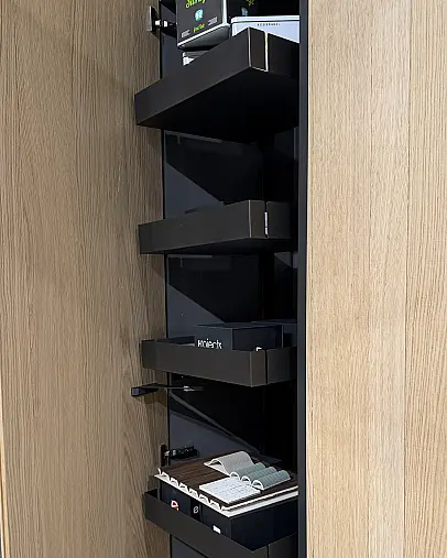 Traumhafte Gamadecor/Porcelanosa Musterküche mit großer Insel – modern in Holz &amp; Weiß. Ausstellungsküche zum Abverkauf - in Heinsberg.