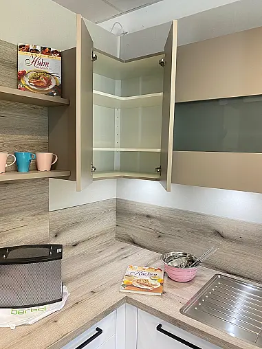 Moderne Musterküche mit Thekenansatz in L-Form