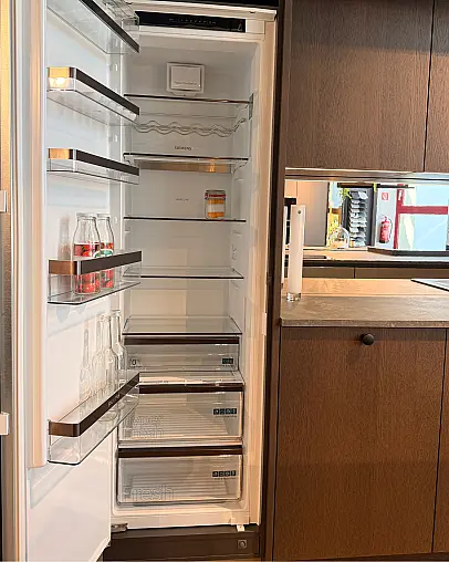 Bauformat Musterküche – Moderne Designküche mit Kochinsel und Premium-Ausstattung