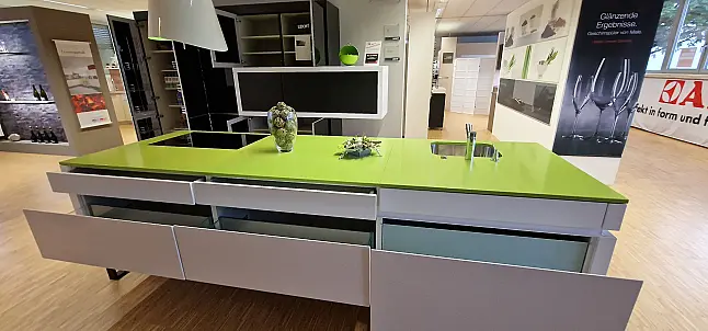 hochwertige Musterküche mit Kochinsel
