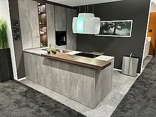 moderne L-Küche in Betonoptik grifflos