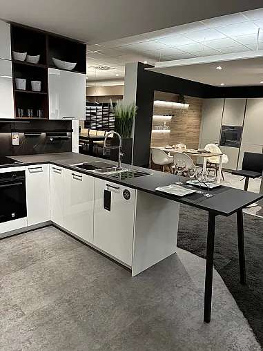 moderne kristallweiß Hochglanz Lack U-Küche mit beleuchtetem Vitrinenschrank und Holzverkleidung Nussbaum