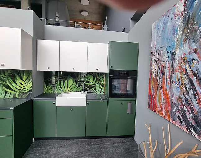 „Moderne 2-zeilige Einbauküche in Waldgrün mit Keramik-Arbeitsplatte“