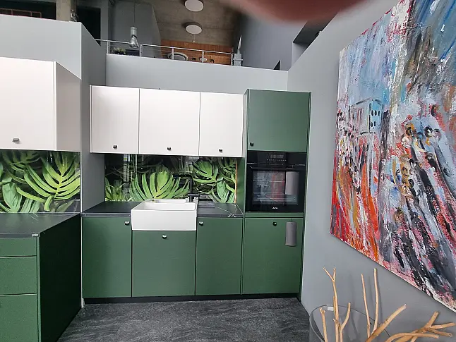 „Moderne 2-zeilige Einbauküche in Waldgrün mit Keramik-Arbeitsplatte“