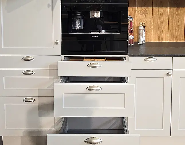 AUCH DIE GERÄTEAUSSTATTUNG IST TRAUMHAFT: Top Kombidampfbackofen, Einbau-Kaffeeautomat, Wärmeschublade, NoFrost-Gefrierer, 2-Zonen-Weinkühler, berbel Performance-Muldenlüfter mit permalyt-Filter. FLEXIBEL AUFSTELLBAR! Upgrade Blanco-Wassersystem möglich!