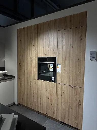 Elegante Küche mit Kochinsel, hochwertiger Quarzkomposit Arbeitsplatte + Zugangstür zu HWR