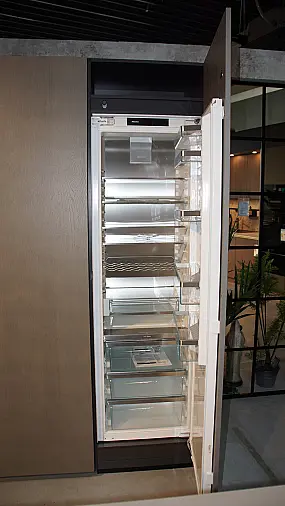 Moderne Ausstellungsküche von next125 mit Kochinsel in Saharabeige und Pocketsystem