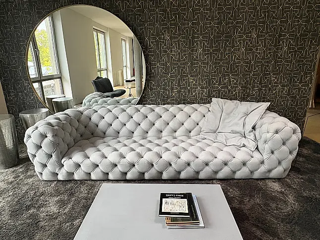 Clubsofa mit tiefer Knopfhefting Nubukleder
