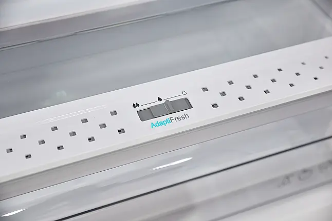 Sharp Einbau-Kühlschrank SJ-LD140E0XS-EU, 139 L, Schlepptür, LED