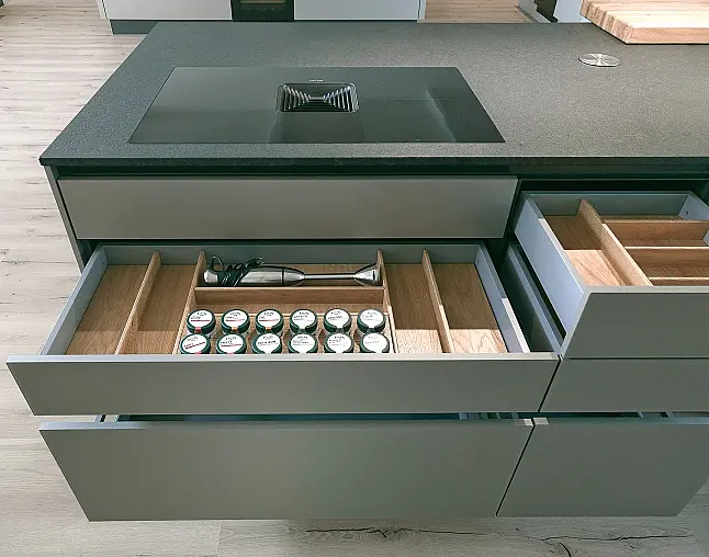 Miele Combi-Dampfgarer m. HydroClean + Backofen m. Kernthermometer, Klimagaren &amp; Pyrolyse + Kaffeeautomat + Wärmeschublade + Gefrierer + XL-Kühlschrank m. Frischschubladen + Geschirrspüler. berbel Muldenlüfter m. Indukt. &amp; permalyt. 2Zonen-Weinkühlschrank