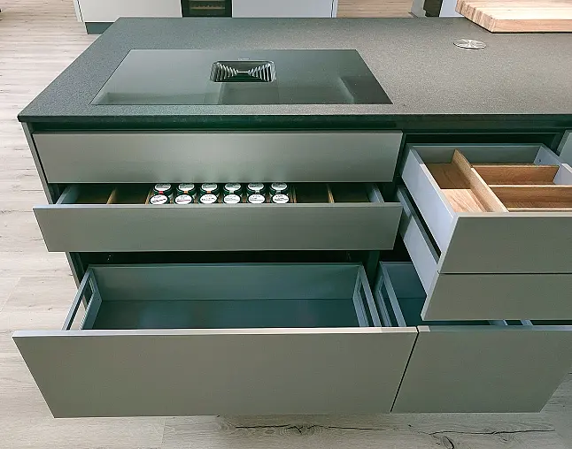 Miele Combi-Dampfgarer m. HydroClean + Backofen m. Kernthermometer, Klimagaren &amp; Pyrolyse + Kaffeeautomat + Wärmeschublade + Gefrierer + XL-Kühlschrank m. Frischschubladen + Geschirrspüler. berbel Muldenlüfter m. Indukt. &amp; permalyt. 2Zonen-Weinkühlschrank