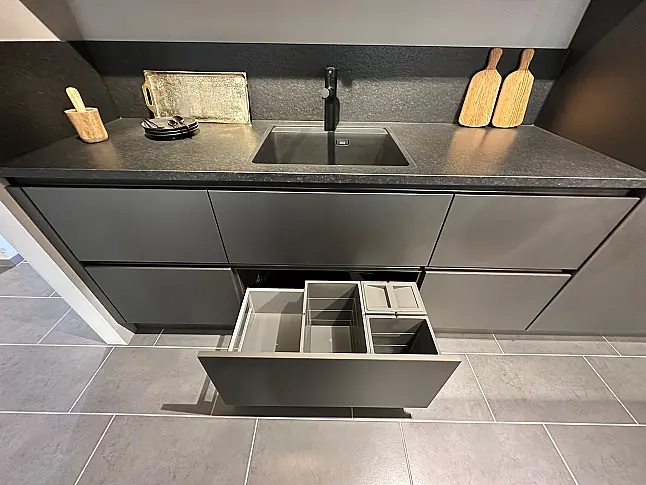 Inselküche mit Naturstein &amp; Miele