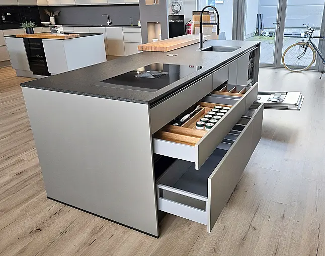 Miele Combi-Dampfgarer m. HydroClean + Backofen m. Kernthermometer, Klimagaren &amp; Pyrolyse + Kaffeeautomat + Wärmeschublade + Gefrierer + XL-Kühlschrank m. Frischschubladen + Geschirrspüler. berbel Muldenlüfter m. Indukt. &amp; permalyt. 2Zonen-Weinkühlschrank