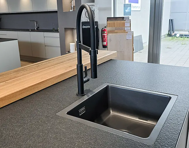 Miele Combi-Dampfgarer m. HydroClean + Backofen m. Kernthermometer, Klimagaren &amp; Pyrolyse + Kaffeeautomat + Wärmeschublade + Gefrierer + XL-Kühlschrank m. Frischschubladen + Geschirrspüler. berbel Muldenlüfter m. Indukt. &amp; permalyt. 2Zonen-Weinkühlschrank