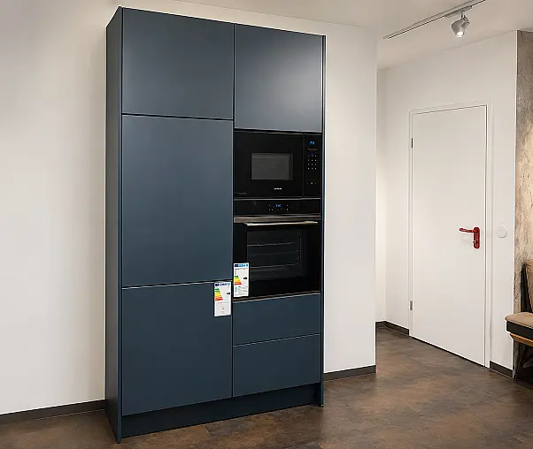 Moderne L-Küche mit Hochschrankzeile in gemütlicher Farbkombination