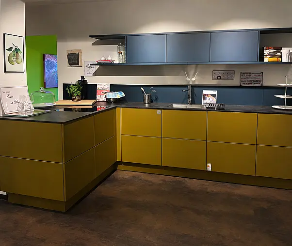 Moderne L-Küche mit Hochschrankzeile in gemütlicher Farbkombination