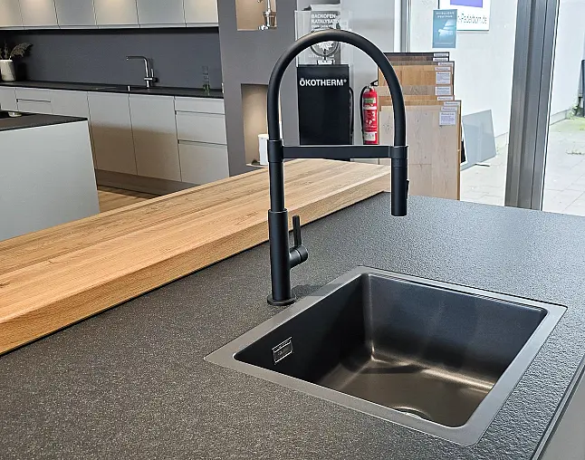 Miele Combi-Dampfgarer m. HydroClean + Backofen m. Kernthermometer, Klimagaren &amp; Pyrolyse + Kaffeeautomat + Wärmeschublade + Gefrierer + XL-Kühlschrank m. Frischschubladen + Geschirrspüler. berbel Muldenlüfter m. Indukt. &amp; permalyt. 2Zonen-Weinkühlschrank