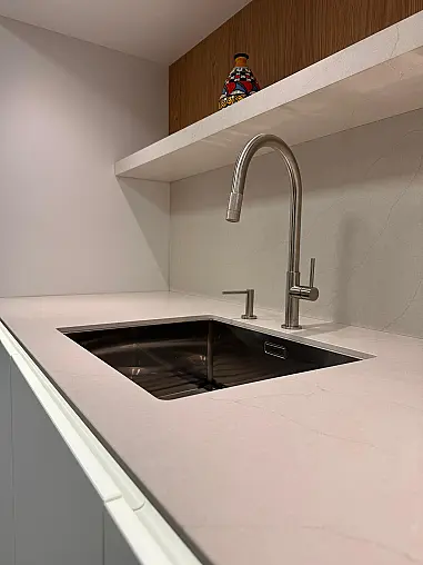 / Nobilia - Smartglas Alpinweiß trifft Edelstahl &amp; Echtholz-Design in Rillenoptik