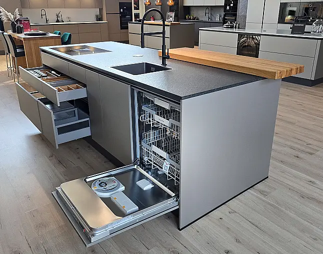 Miele Combi-Dampfgarer m. HydroClean + Backofen m. Kernthermometer, Klimagaren &amp; Pyrolyse + Kaffeeautomat + Wärmeschublade + Gefrierer + XL-Kühlschrank m. Frischschubladen + Geschirrspüler. berbel Muldenlüfter m. Indukt. &amp; permalyt. 2Zonen-Weinkühlschrank