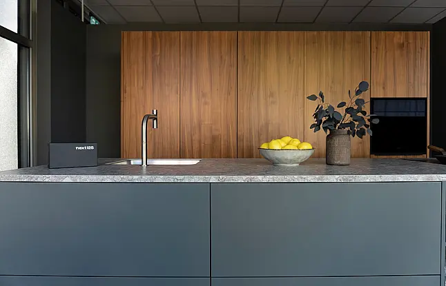 Kücheninsel mit BORA Professional 3.0 Kochfeldabzug ( Preis ohne Geräte der Hochschränke 26.800€ )