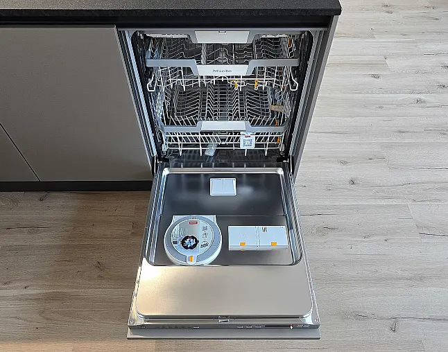 Miele Combi-Dampfgarer m. HydroClean + Backofen m. Kernthermometer, Klimagaren &amp; Pyrolyse + Kaffeeautomat + Wärmeschublade + Gefrierer + XL-Kühlschrank m. Frischschubladen + Geschirrspüler. berbel Muldenlüfter m. Indukt. &amp; permalyt. 2Zonen-Weinkühlschrank