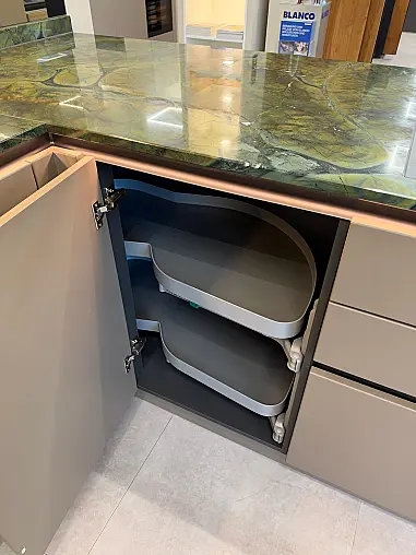 Schüller Designküche Siena &amp; Rocca – Naturstein &amp; Miele